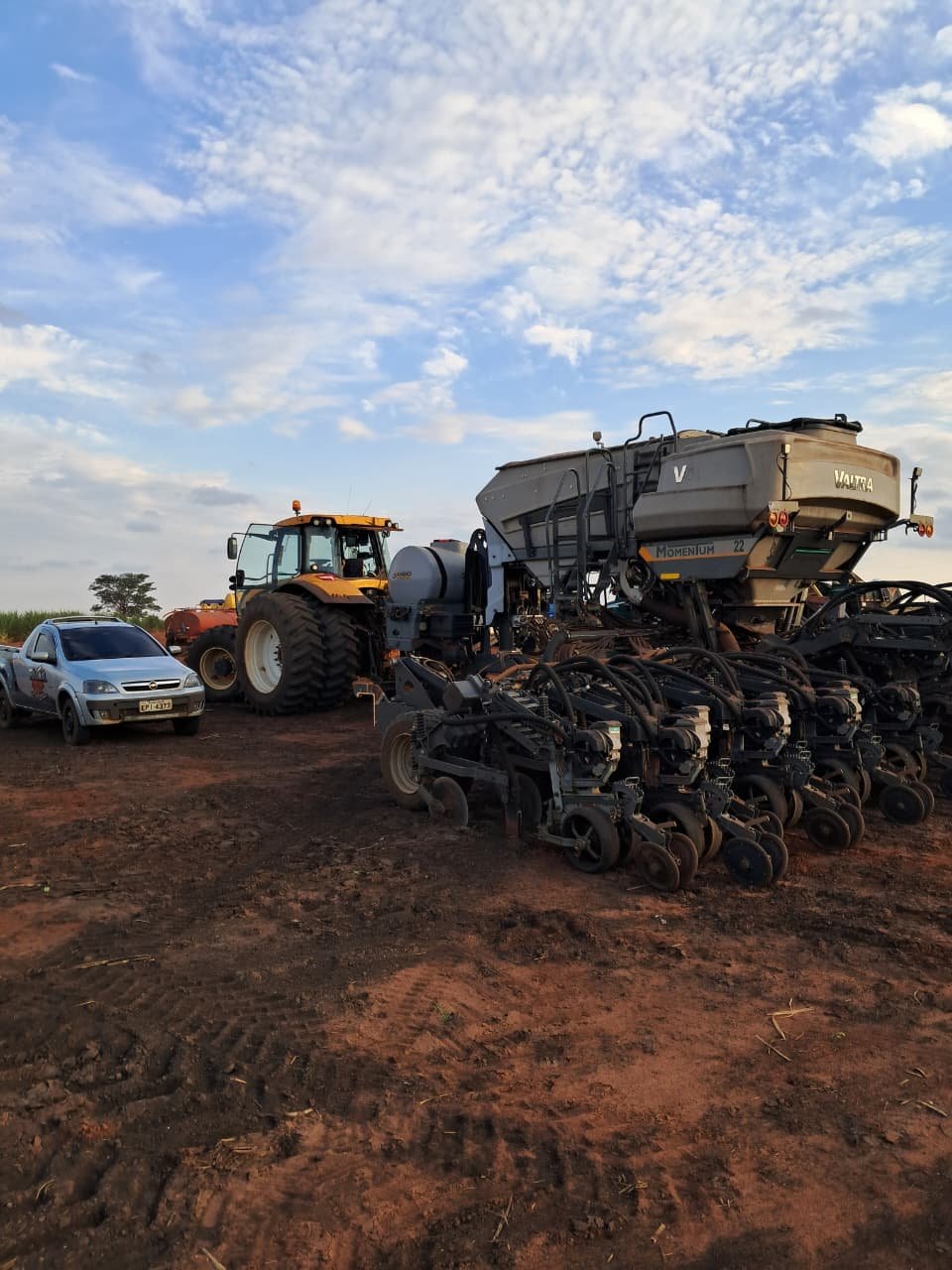 Assistência técnica no campo em máquina agrícola
